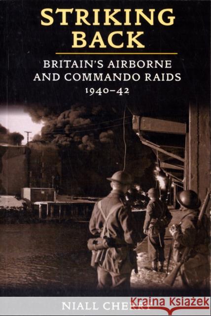 Striking Back: Britain's Airborne and Commando Raids 1940-42 Niall Cherry 9781906033415 Helion & Company - książka