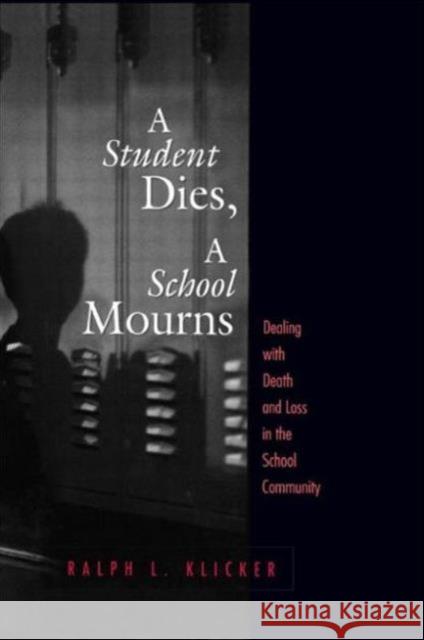 Student Dies, A School Mourns : Dealing With Death and Loss in the School Community Ralph L. Klicker 9781560327424 Taylor & Francis Group - książka