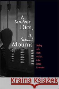 Student Dies, A School Mourns: Dealing With Death and Loss in the School Community Ralph L. Klicker 9781138131712 Taylor & Francis Ltd - książka