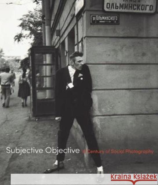 Subjective Objective: A Century of Social Photography Gustafson, Donna 9783777429533 Hirmer Verlag GmbH - książka