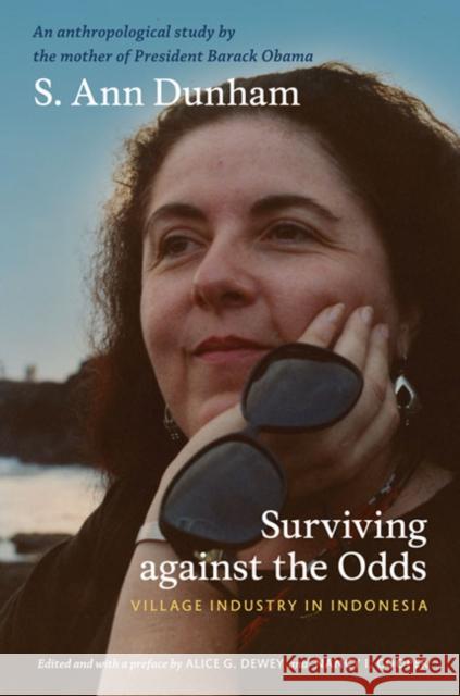 Surviving Against the Odds: Village Industry in Indonesia Dunham, S. Ann 9780822346876  - książka