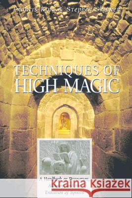 Techniques of High Magic: A Handbook of Divination, Alchemy, and the Evocation of Spirits Francis King Stephen Skinner 9780892818181 Destiny Books - książka