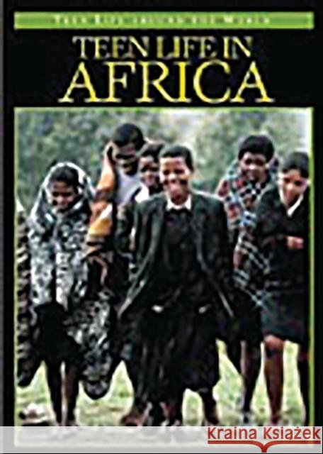 Teen Life in Africa Oscar Casares Toyin Falola Jeffrey S. Kaplan 9780313321948 Greenwood Press - książka