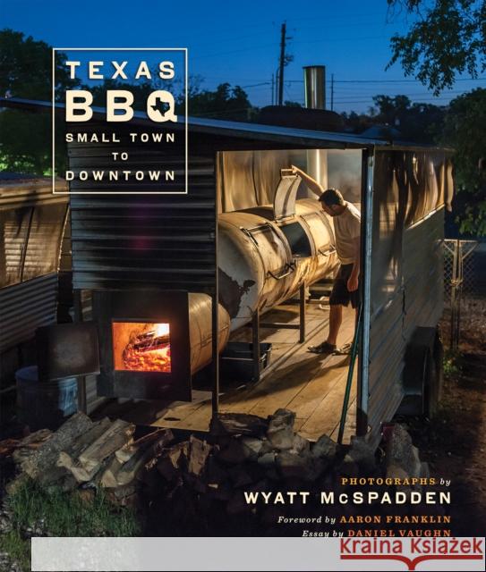 Texas Bbq, Small Town to Downtown Wyatt McSpadden Aaron Franklin Daniel Vaughn 9781477316702 University of Texas Press - książka