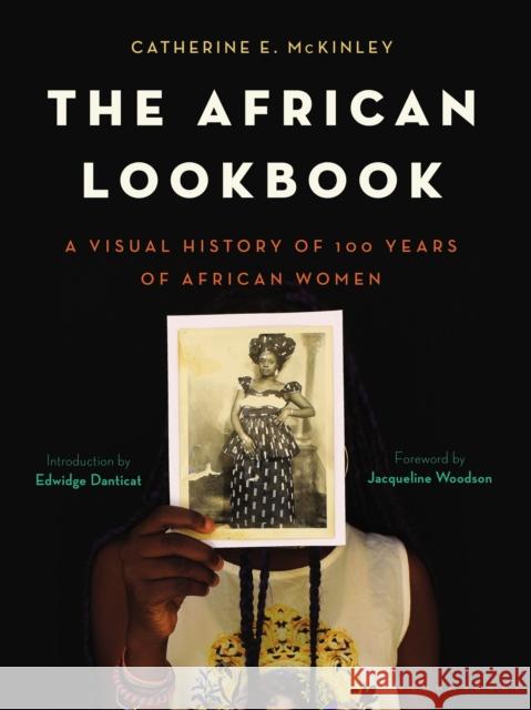 The African Lookbook: A Visual History of 100 Years of African Women Catherine E. McKinley 9781620403532 Bloomsbury Publishing USA - książka