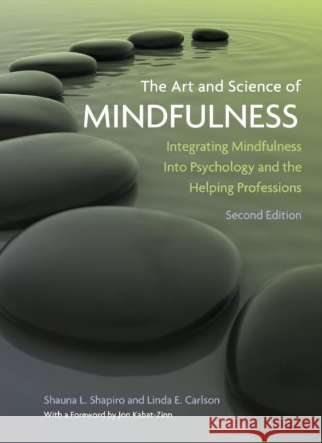 The Art and Science of Mindfulness: Integrating Mindfulness Into Psychology and the Helping Professions Shauna L. Shapiro Linda E. Carlson 9781433826986 American Psychological Association (APA) - książka