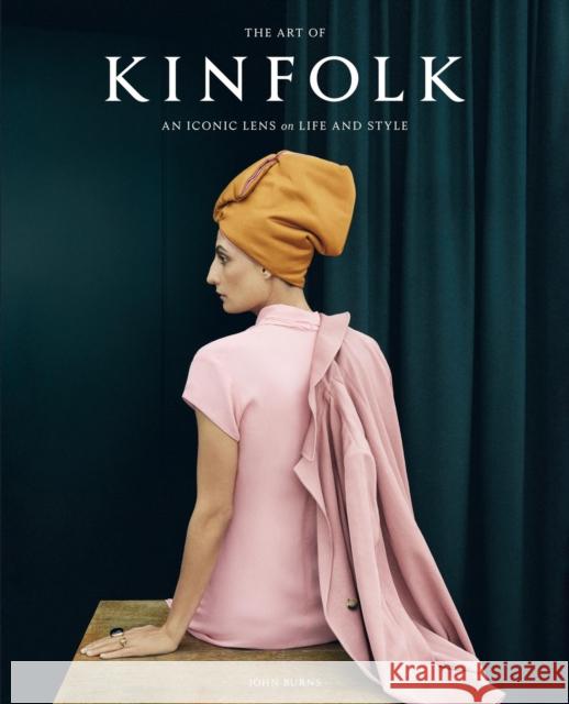 The Art of Kinfolk: An Iconic Lens on Life and Style John Burns 9781648293061 Workman Publishing - książka