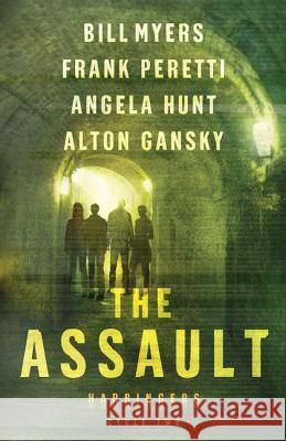 The Assault: Cycle Two of the Harbinger Series Bill Myers Frank Peretti Angela Hunt 9781432841300 Thorndike Press Large Print - książka