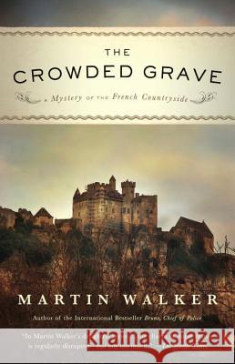 The Crowded Grave: A Mystery of the French Countryside Martin Walker 9780307744647 Vintage Books - książka