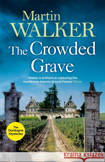 The Crowded Grave: The Dordogne Mysteries 4 Martin Walker 9781849163231 Quercus Publishing - książka