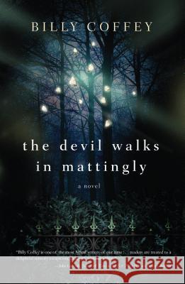 The Devil Walks in Mattingly Billy Coffey 9781410470348 Cengage Learning, Inc - książka