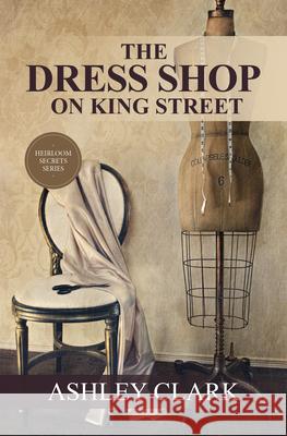 The Dress Shop on King Street Ashley Clark 9781432887353 Thorndike Press Large Print - książka