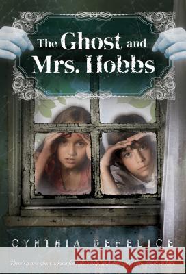 The Ghost and Mrs. Hobbs Cynthia C. DeFelice 9780312629090 Square Fish - książka