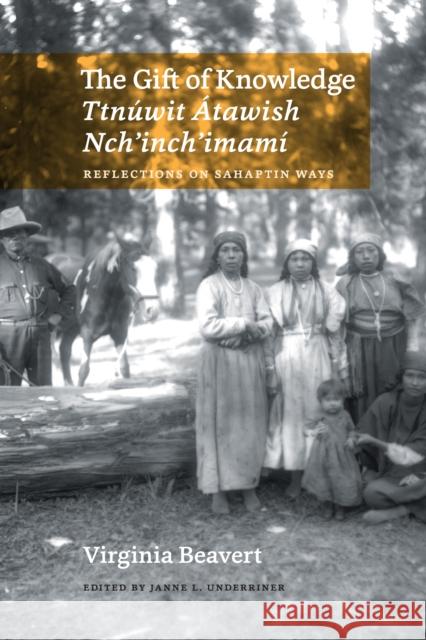 The Gift of Knowledge / Ttnúwit Átawish Nch'inch'imamí: Reflections on Sahaptin Ways Beavert, Virginia R. 9780295741659 University of Washington Press - książka