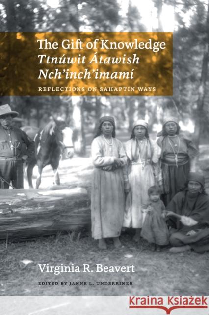 The Gift of Knowledge / Ttnúwit Átawish Nch'inch'imamí: Reflections on Sahaptin Ways Beavert, Virginia R. 9780295746128 University of Washington Press (JL) - książka