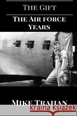 The Gift: Part Two: The Air Force Years Mike Trahan 9781517210014 Createspace Independent Publishing Platform - książka