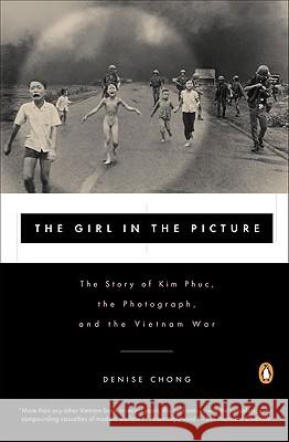 The Girl in the Picture: The Story of Kim Phuc, the Photograph, and the Vietnam War Denise Chong 9780140280210 Penguin Books - książka