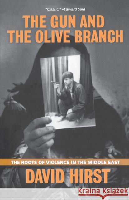The Gun and the Olive Branch: The Roots of Violence in the Middle East David Hirst 9781560254836 Nation Books - książka