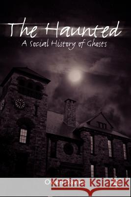 The Haunted: A Social History of Ghosts Owen Davies 9780230237100 Palgrave MacMillan - książka