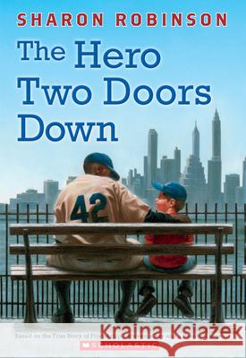 The Hero Two Doors Down: Based on the True Story of Friendship Between a Boy and a Baseball Legend Sharon Robinson 9780545804523 Scholastic Paperbacks - książka