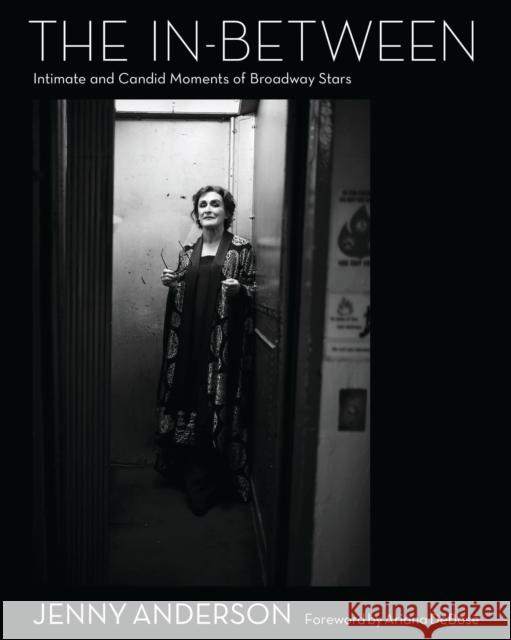 The In-Between: Intimate and Candid Moments of Broadway Stars Anderson, Jenny 9781493088119 Applause Books - książka