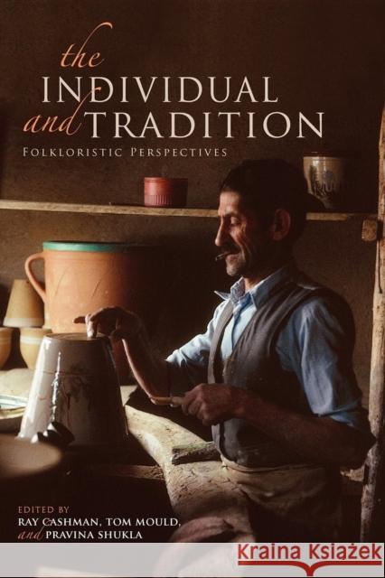 The Individual and Tradition: Folkloristic Perspectives Cashman, Ray 9780253223739  - książka