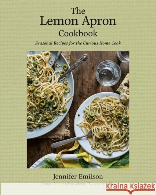 The Lemon Apron Cookbook: Seasonal Recipes for the Curious Home Cook Jennifer Emilson 9780525611219 Random House USA Inc - książka