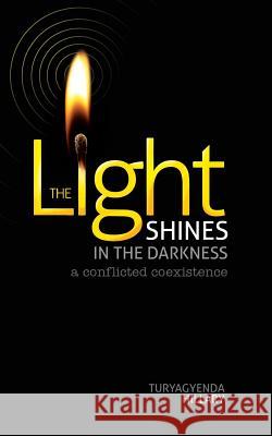 The Light Shines in the Darkness: A Victory Manifesto MR Hillary Turyagyenda 9781480026339 Createspace - książka