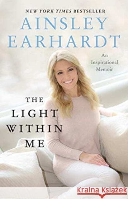 The Light Within Me: An Inspirational Memoir Ainsley Earhardt 9780062697486 Harper Paperbacks - książka