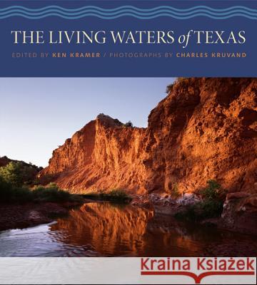 The Living Waters of Texas Ken W. Kramer Charles Kruvand 9781603442015 Texas A&M University Press - książka