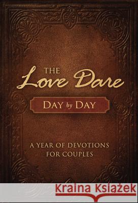 The Love Dare Day by Day: A Year of Devotions for Couples Stephen Kendrick 9781433681370  - książka