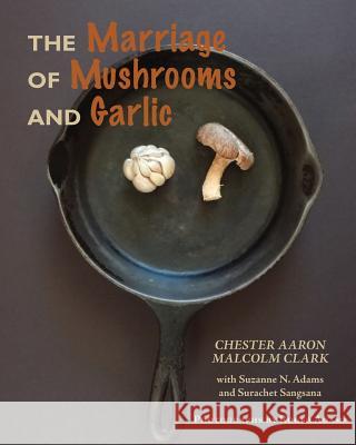 The Marriage of Mushrooms and Garlic Chester Aaron Malcolm Clark Roger Adams 9781612711454 Zumaya Publications LLC - książka