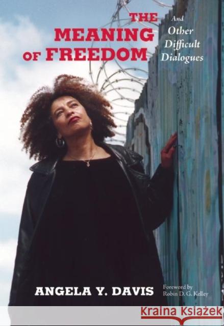 The Meaning of Freedom: And Other Difficult Dialogues Angela Y. Davis 9780872865808 City Lights Books - książka