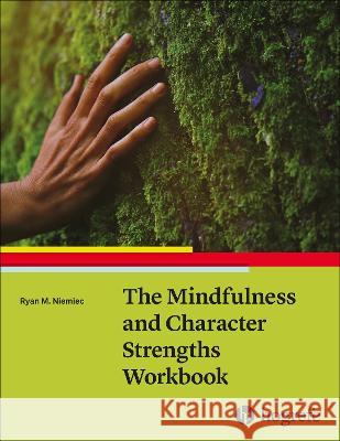 The Mindfulness and Character Strengths Workbook Ryan M. Niemiec   9780889376380 Hogrefe Publishing - książka