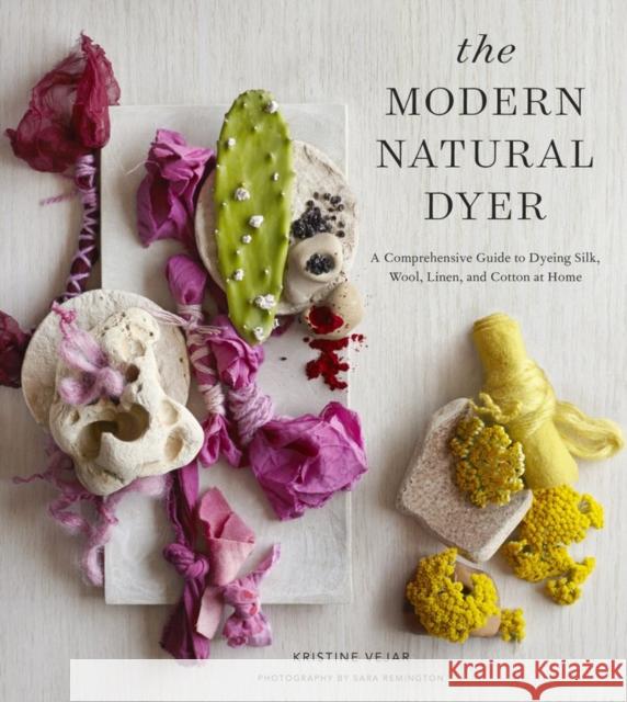 The Modern Natural Dyer: A Comprehensive Guide to Dyeing Silk, Wool, Linen, and Cotton at Home Kristine Vejar 9781617691751 Stewart, Tabori & Chang Inc - książka