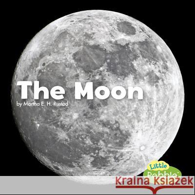 The Moon Martha E. H. Rustad 9781491483275 Capstone Press - książka