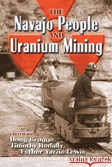 The Navajo People and Uranium Mining Doug Brugge Timothy Benally Esther Yazzie-Lewis 9780826337795 University of New Mexico Press - książka