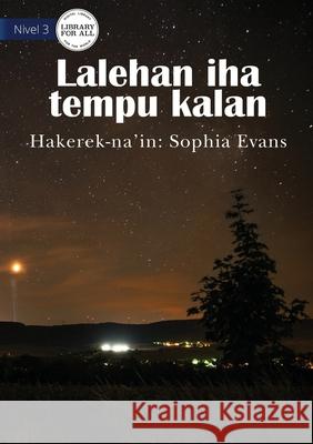 The Night Sky - Lalehan iha tempu kalan Sophia Evans 9781922550095 Library for All - książka