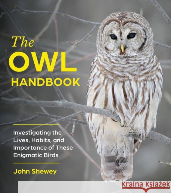 The Owl Handbook: Investigating the Lives, Habits, and Importance of These Enigmatic Birds John Shewey 9781643262277 Timber Press (OR) - książka