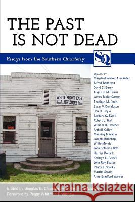 The Past Is Not Dead: Essays from the Southern Quarterly Chambers, Douglas B. 9781617033049 University Press of Mississippi - książka