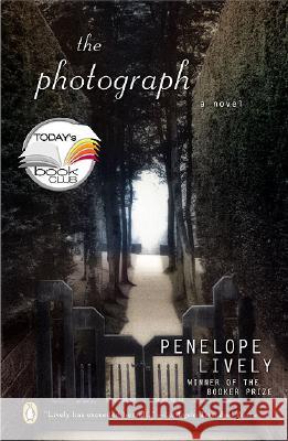 The Photograph Penelope Lively 9780142004425 Penguin Books - książka