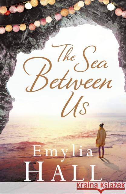 The Sea Between Us Emylia Hall 9781472211972 Headline Publishing Group - książka