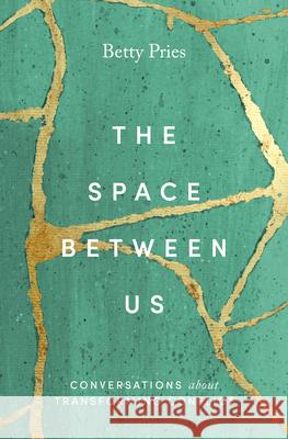 The Space Between Us: Conversations about Transforming Conflict Pries, Betty 9781513808680 Herald Press (VA) - książka