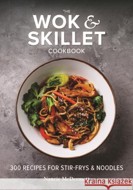 The Wok and Skillet Cookbook: 300 Recipes for Stir-Frys and Noodles Nancie McDermott 9780778806554 Robert Rose - książka