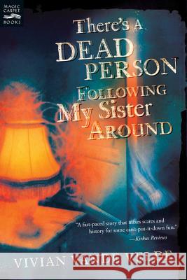 There's a Dead Person Following My Sister Around Vivian Vand 9780152064679 Magic Carpet Books - książka