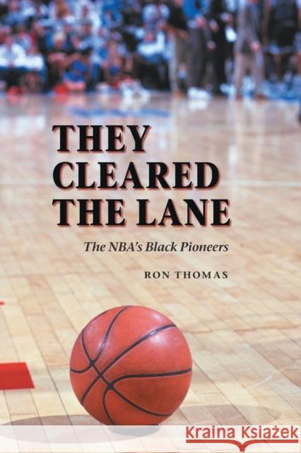 They Cleared the Lane: The NBA's Black Pioneers Thomas, Ron 9780803294547 Bison Books - książka