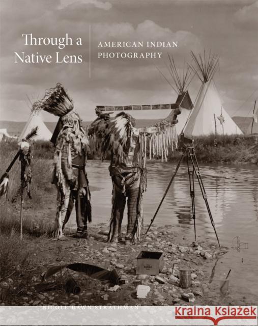 Through a Native Lens: American Indian Photography Volume 37 - audiobook Strathman, Nicole 9780806164847 University of Oklahoma Press - książka