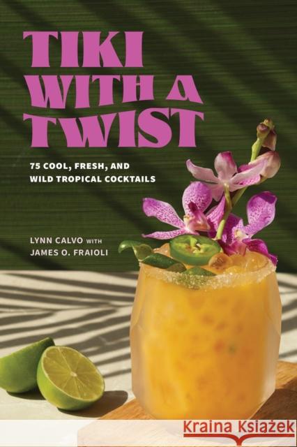 Tiki with a Twist: 75 Cool, Fresh, and Wild Tropical Cocktails James O. Fraioli 9781454954460 Union Square & Co. - książka