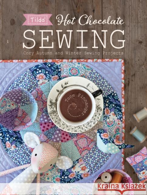 Tilda Hot Chocolate Sewing: Cozy Autumn and Winter Sewing Projects Tone Finnanger 9781446307267 David & Charles - książka