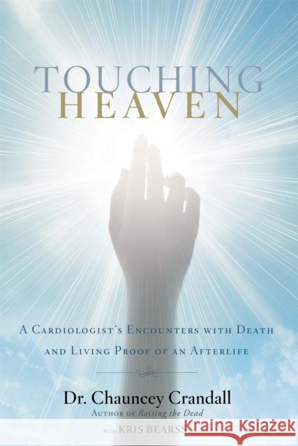Touching Heaven: A Cardiologist's Encounters with Death and Living Proof of an Afterlife Chauncey Crandall Kris Bearss 9781455562770 Faithwords - książka